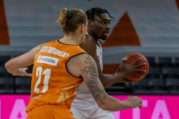 缺少三人以 缺少三人以